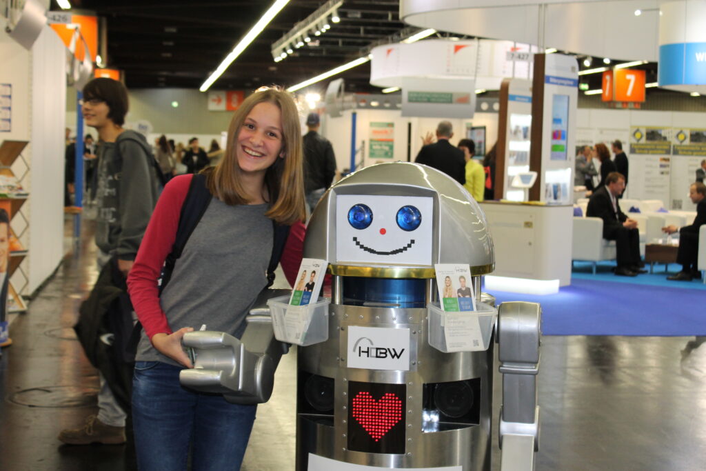 Anna-Lena Heyn hat sichtlich Spaß mit Robbi, dem sprechenden Roboter (Foto: bfz Weiherer)