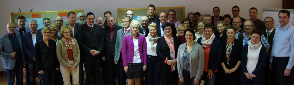 Die TeilnehmerInnen des Tourismus-Workshops arbeiteten intensiv und zielgerichtet an einer Neuausrichtung des Tourismus im Landkreis Freyung-Grafenau, mit dem klaren Bekenntnis zur einheitlichen Zusammenarbeit. Foto (Landratsamt) 