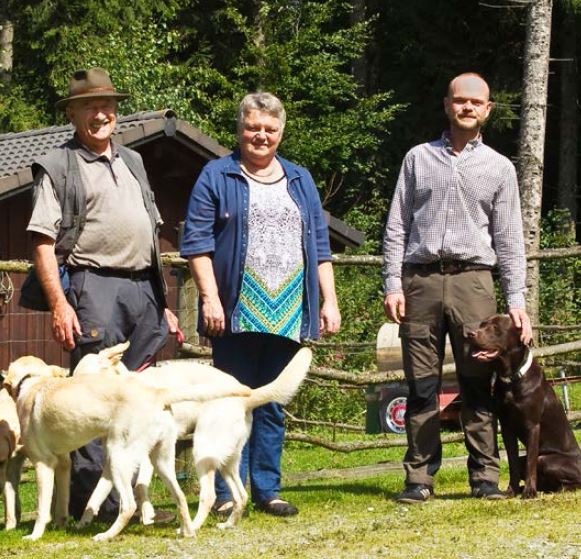 Familie Gutsmiedl hat langjährige Erfahrungen in der Hundeausbildung.