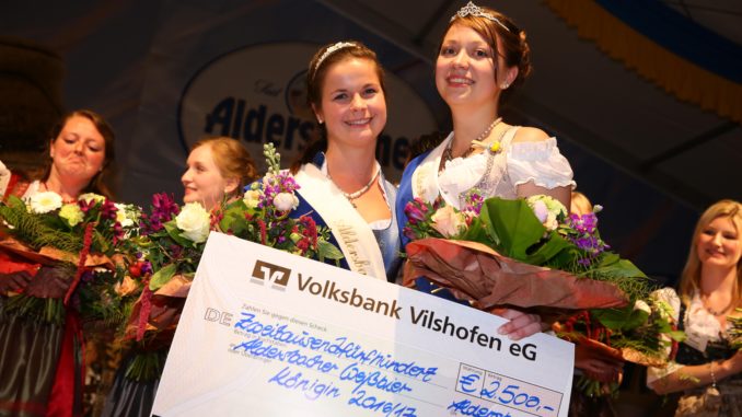 Neue, mittlerweile 17. Weißbierkönigin ist Kathrin Maier aus Aldersbach (rechts). Erste Gratulantin war ihre Vorgängerin Ines Wohlmannstetter (links). Lohn für die intensive Vorbereitung und die Aufregung beim Auftritt im Festzelt war ein Scheck der Brauerei über 2.500 Euro. Foto: Toni Scholz