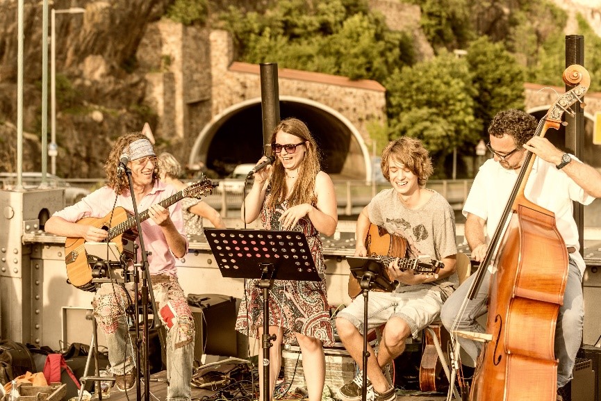 (Foto: Gipsy Wagon mit Andi Stockbauer, l.)