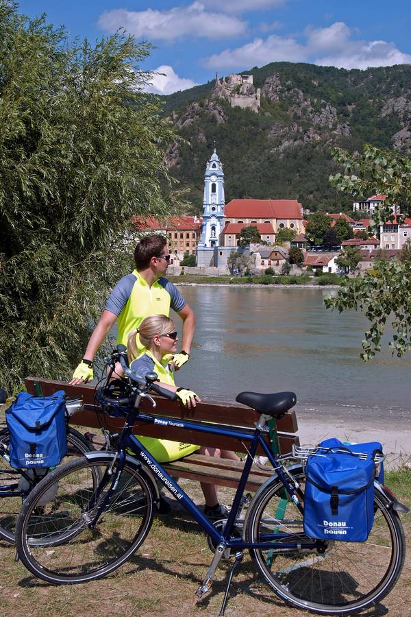 Schöner Ausblick über die Donau auf Stift Dürnstein in der Wachau. Foto: djd/Donau Touristik
