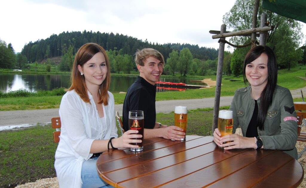 Machten Biergarten-Test direkt am See: (v.l.) Jenny, Ernst und Nadine