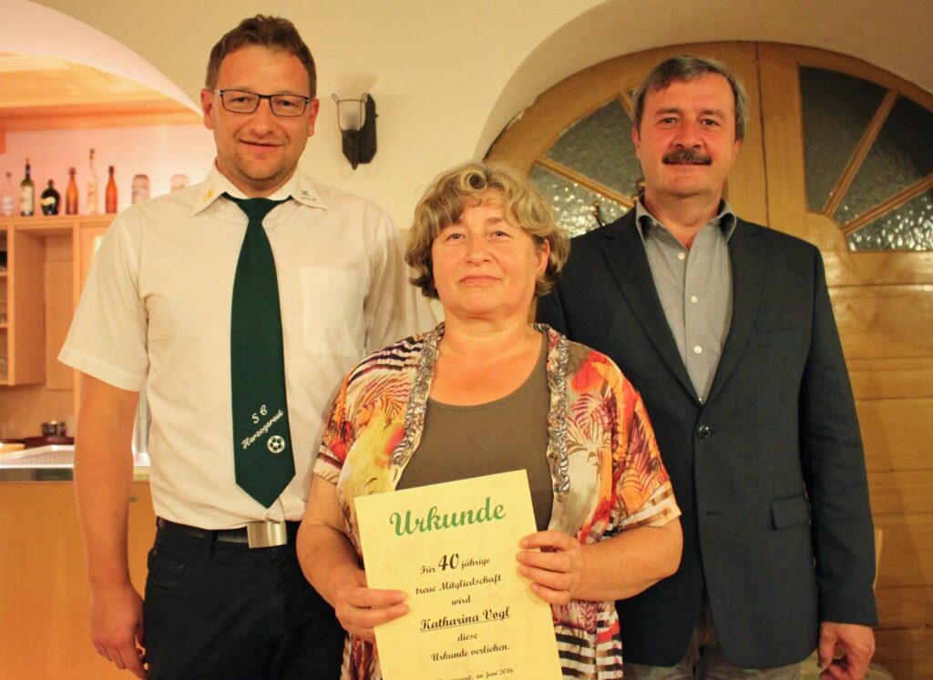 Ehre, wem Ehre gebührt: 1. Vorsitzender Roland Duschl (links) und Bürgermeister Fritz Raab gratulierten Katharina Vogl zu ihrem 40-jährigen Jubiläum.
