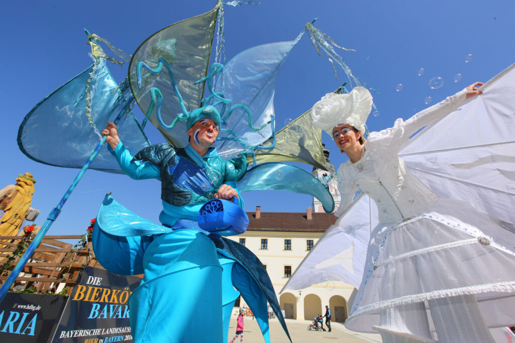Bunt und fröhlich: Zur Landesausstellung „Bier in Bayern“ in Aldersbach bieten Landkreis, Gemeinde Aldersbach und Brauerei Aldersbach ein riesiges Rahmenprogramm. Dabei legen sie großen Wert, dass für jeden Geschmack und jedes Alter etwas dabei ist. Generationenübergreifend gut kamen im April die Stelzengeher des „Rottaler Staatszirkus“ an.  (Foto: Toni Scholz)