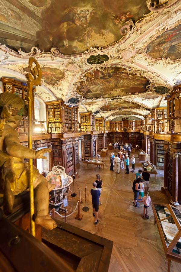 Die barocke Stiftsbibliothek in St.Gallen beherbergt nicht nur Bücher, sondern auch eine ägyptische Mumie. Foto: djd/St. Gallen-Bodensee Tourismus 