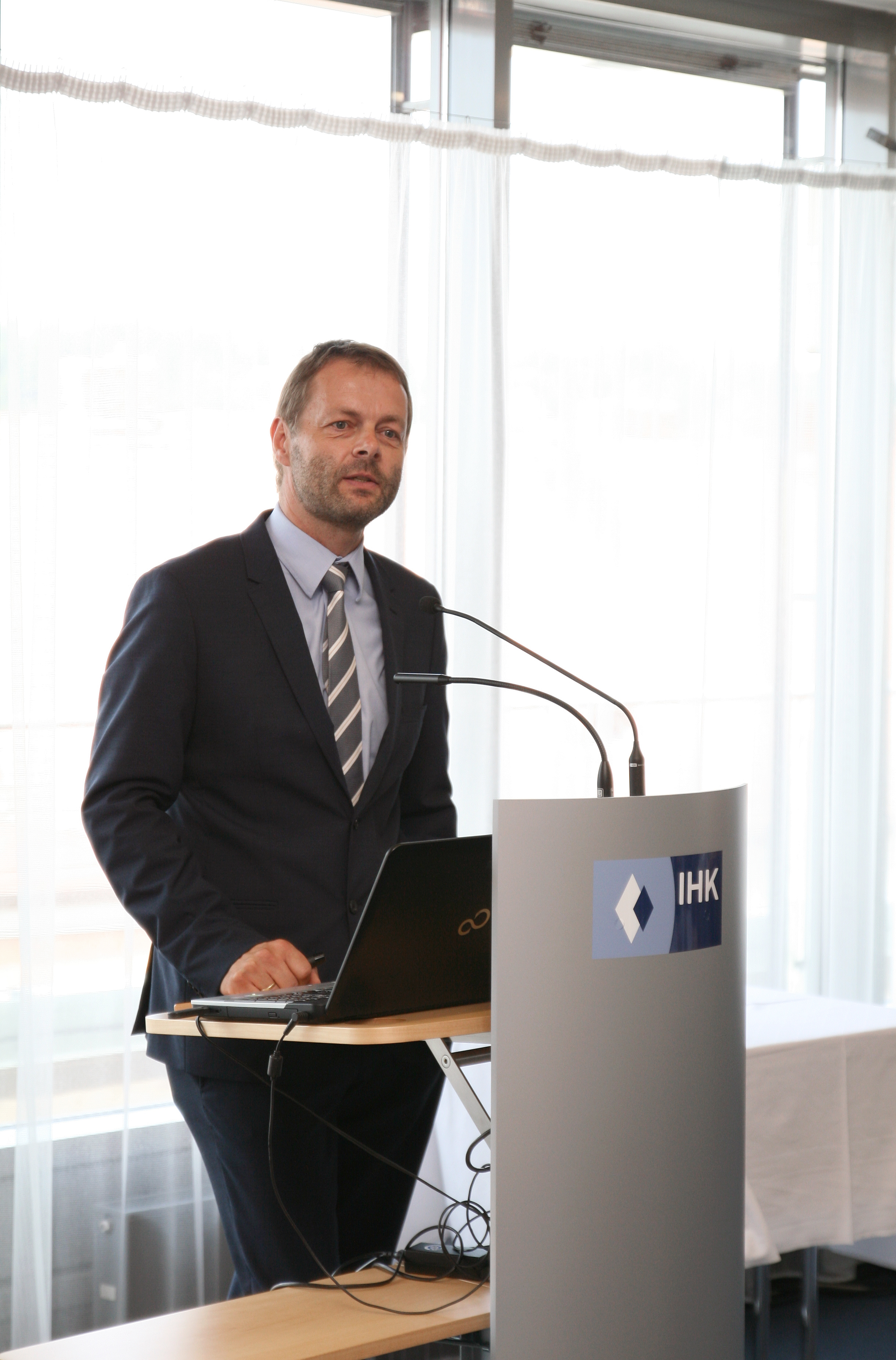 Dr. Markus Kühberger, Leiter Personalmanagement und Berufsausbildung im BMW Werk Landshut, stellte das Integrationsprogramm "WORK HERE" vor. (Foto: IHK Niederbayern)