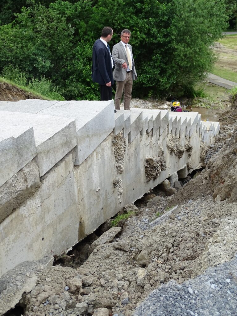 Hubert Aiwanger (li) und Alexander Muthmann bei der Besichtigung der Unwetterschäden in Waldkirchen
