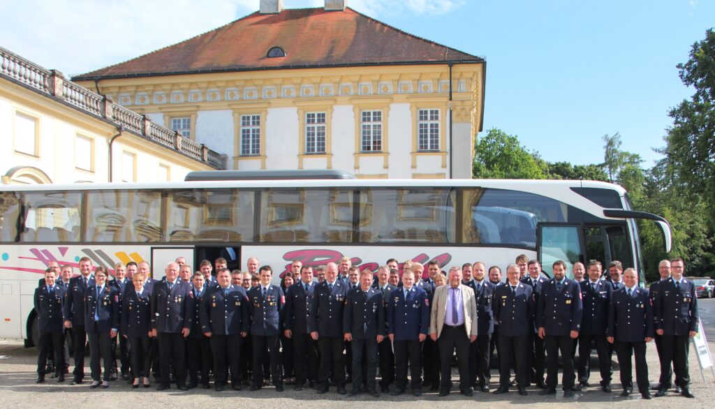 Die Vertreter der Einsatzkräfte aus dem Landkreis bei der Ankunft in Schloss Schleißheim (Foto: Landratsamt Freyung-Grafenau)