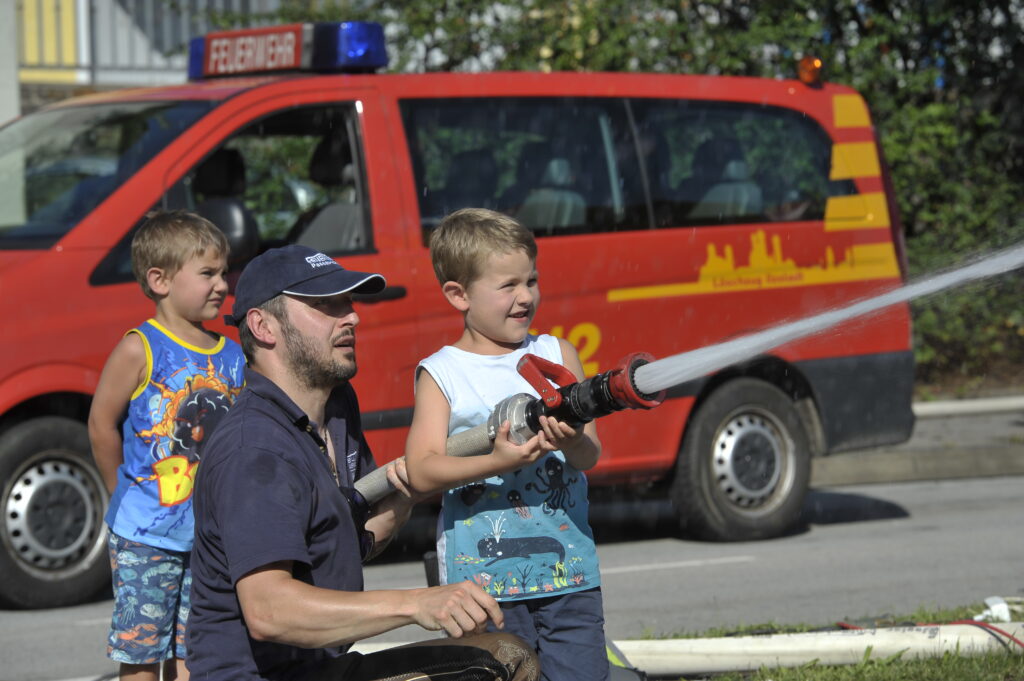 Die Feuerwehr sorgte für ein tolles Programm für die Kleinen: "Feuer löschen" mit richtigem Feuerwehrschlauch.