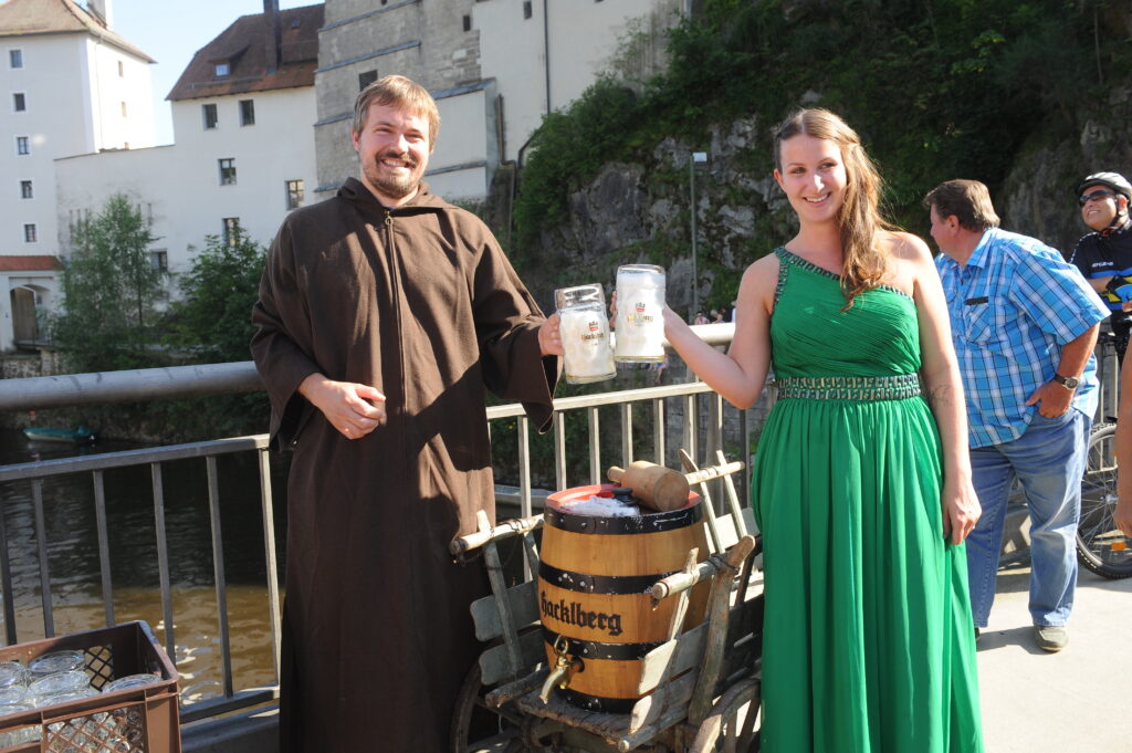 Die Ilzer Perle Anna Edlbauer probierte gemeinsam mit Gambrinus die erste Maß Festbier und beim Sautrogrennen (Bild zuoberst) wurde der ein oder andere beim Paddeln nass. Egal, denn das Wetter spielte über das Festwochenende fast immer mit.