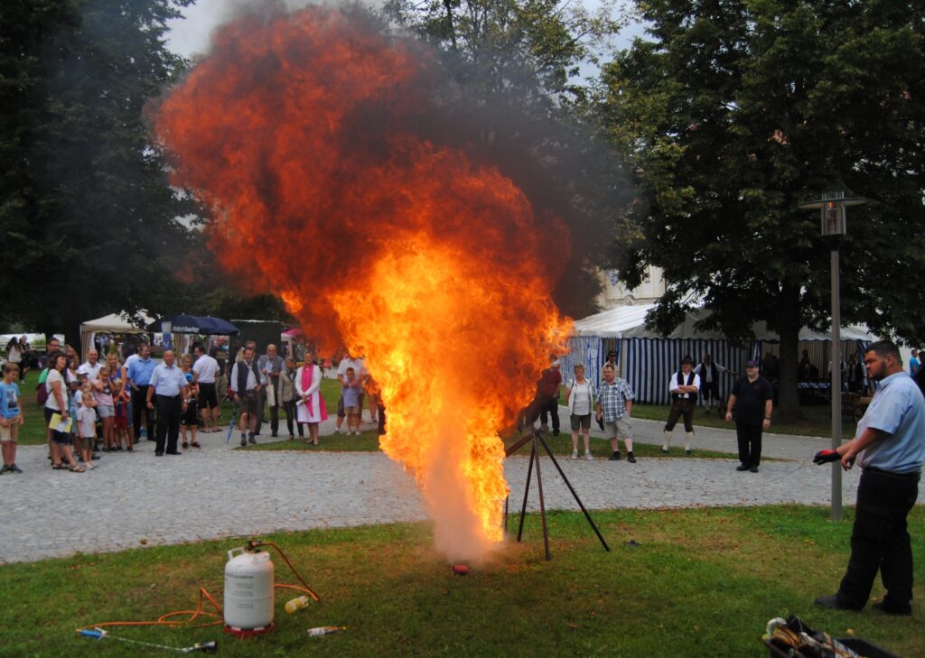 Die Aldersbacher Feuerwehr zeigte: Das kommt heraus, wenn man fälschlicherweise einen Fettbrand mit Wasser löscht