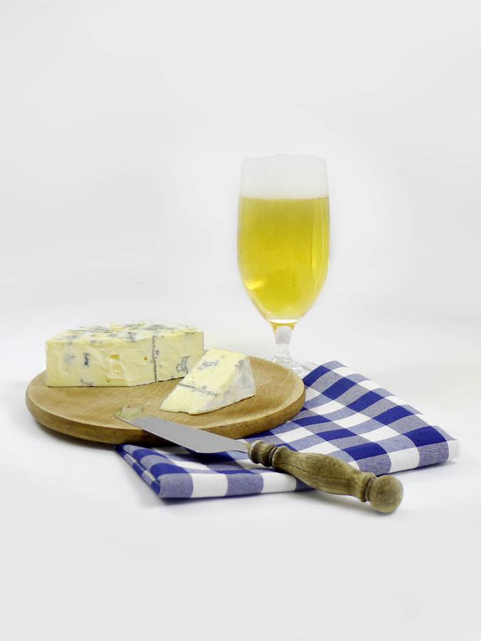 Käse und Bier im Duett - ein besonderes Geschmackserlebnis. (Foto: djd/Bergader Privatkäserei)