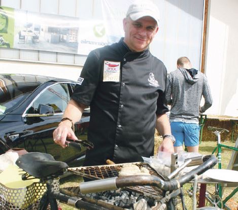 Auch ein altes Waffenrad kann als kreativer Griller herhalten (Foto: www.tips.at/Hartl)