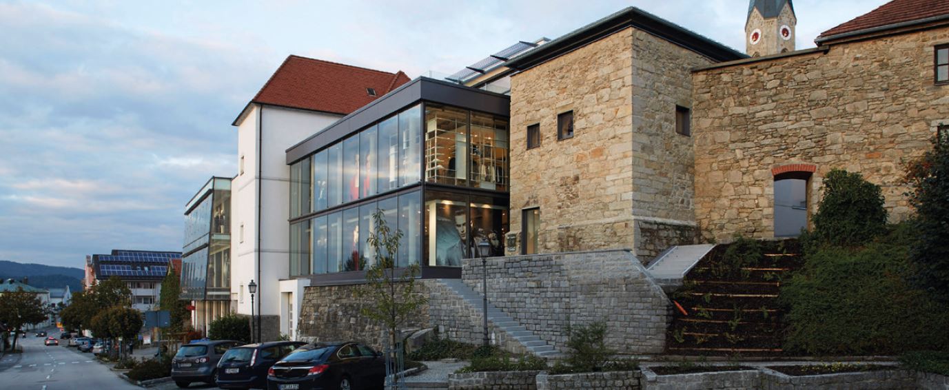 Kann sich gegen die Online-Giganten behaupten. Das Modehaus Garhammer in Waldkirchen (Foto: Garhammer)