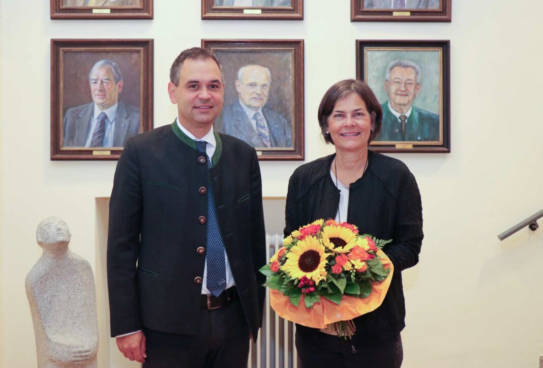 Landrat Raimund Kneidinger begrüßte Verena Schwarz offiziell in ihrer neuen Funktion.