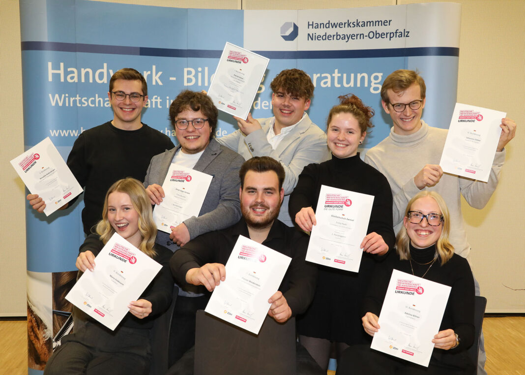 Preisträger mit Urkunden