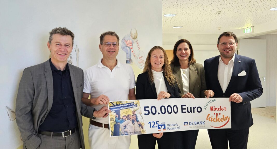 2025-10-27_VR-Bank Passau übergibt 50.000 Euro