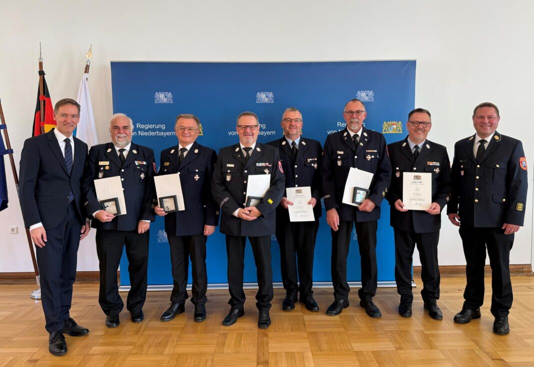 Geehrte_RPRainerHaselbeck_GeroldBauer_HubertBlaim_ThomasMayer_ThomasPratsch_JosefThoma_KonradBauer_VorsitzenderBezirksFFWNikolausHoefler