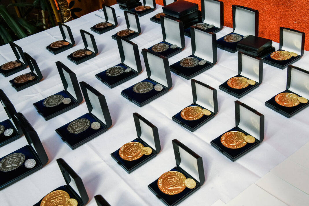 Die Medaillen für die Sportlerehrung des Landkreises Freyung-Grafenau stehen bereit: Auch 2026 werden wieder erfolgreiche Sportlerinnen und Sportler sowie engagierte Vereine ausgezeichnet. Foto: Landkreis Freyung-Grafenau