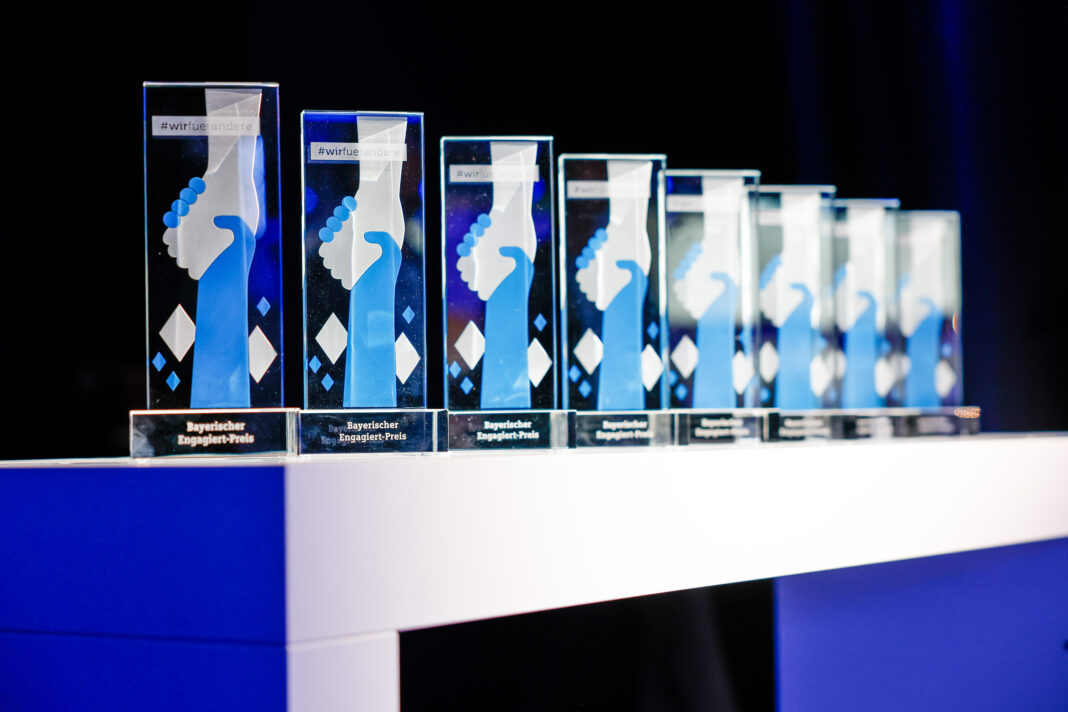 Die Trophäen des Bayerischen Engagiert-Preises: Mit der Auszeichnung würdigt das Bayerische Staatsministerium des Innern, für Sport und Integration herausragendes ehrenamtliches Engagement in Bayern. Foto: ©Bayerisches Innenministerium