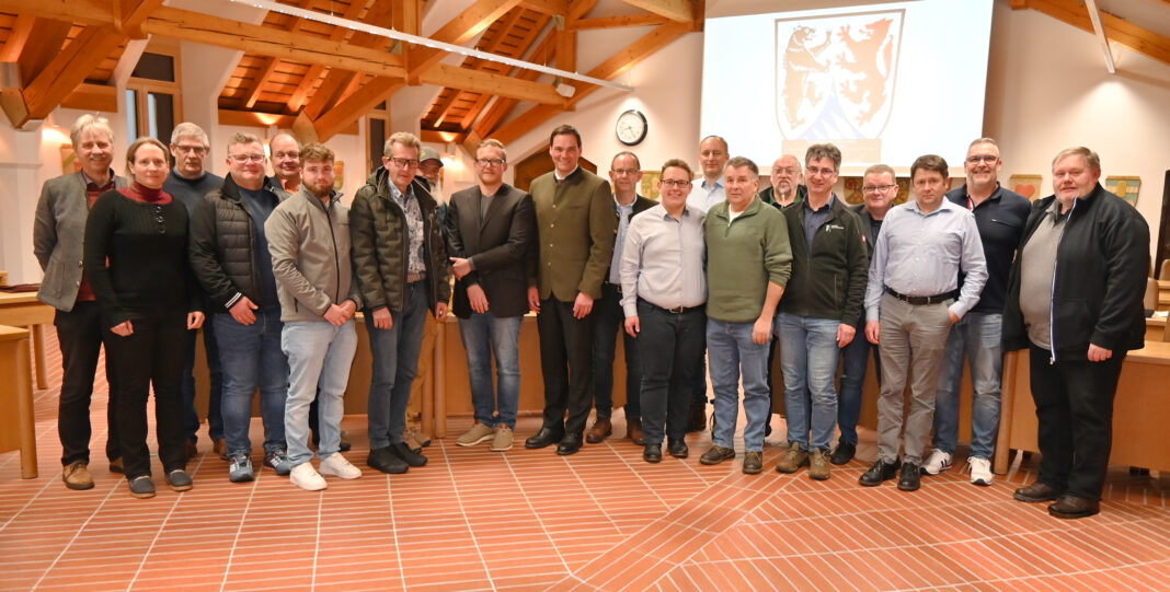 Den Schutz der heimischen Fische und die Qualität unserer Gewässer hatten die Beteiligten beim jüngsten Fachgespräch Fischerei im Blick. Auf Einladung von Landrat Sebastian Gruber (Mitte) waren Vertreter der zuständigen Verbände und Fachstellen, darunter auch Michael Kreiner vom Fischereiverband Niederbayern (5. von links), ins Landratsamt gekommen. Foto: Landratsamt Freyung-Grafenau Mit freundlichen Grüßen